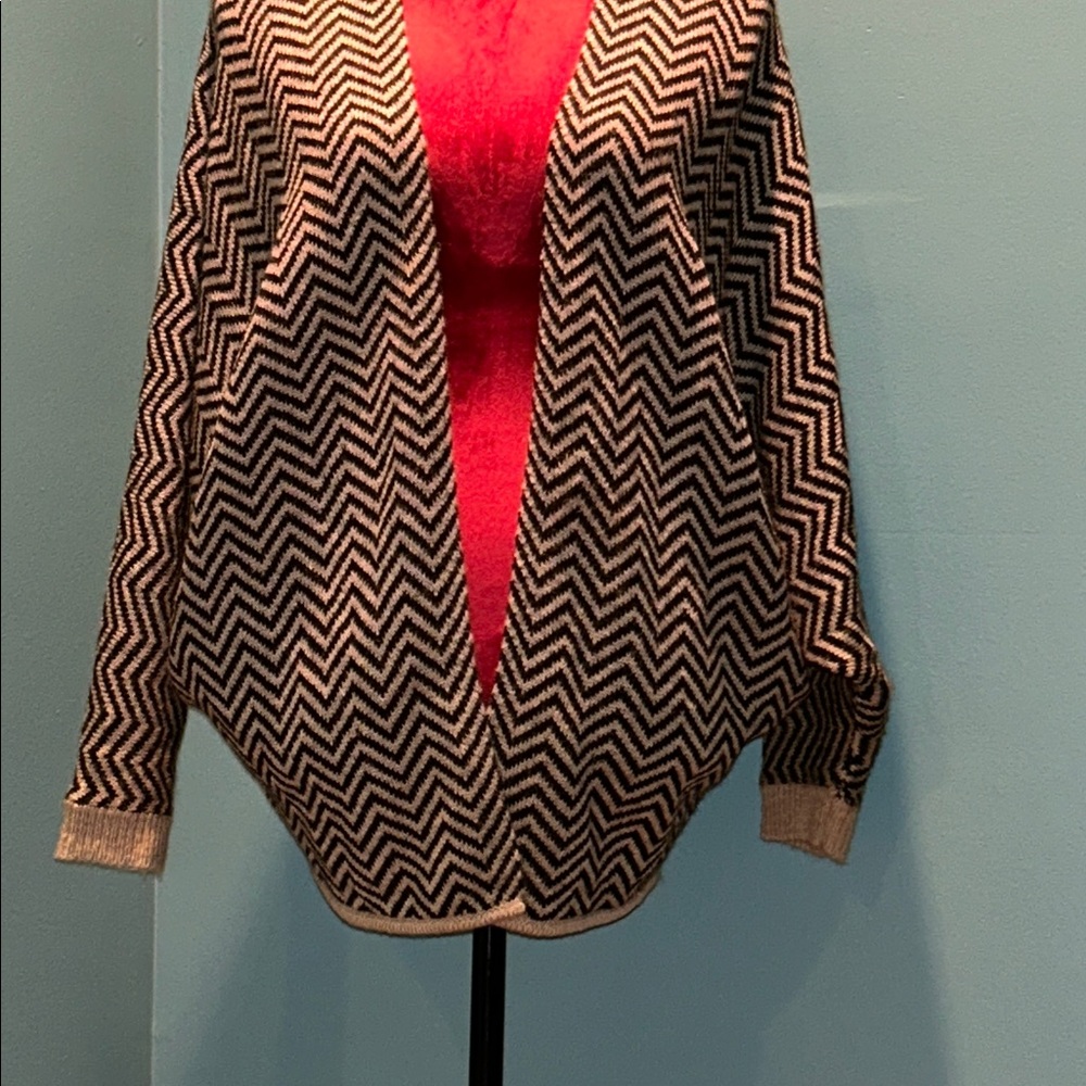 A+Ro Black and Tan Chevron Patterned Cardigan Size Small - Picture 4 of 16